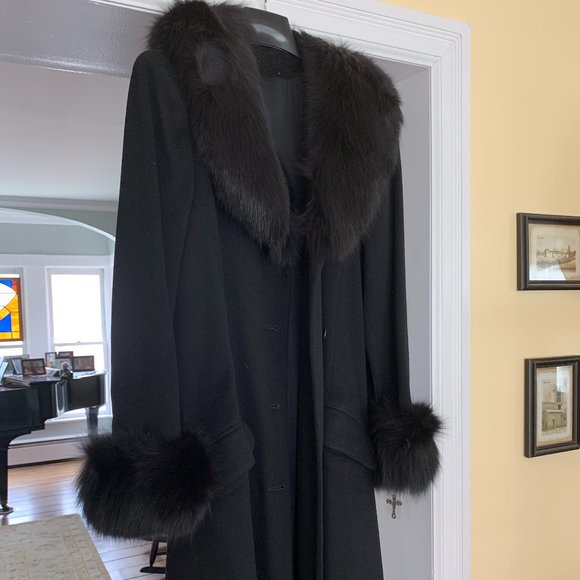 Long Black Coat w/ Fox Trim - Picture 4 of 6